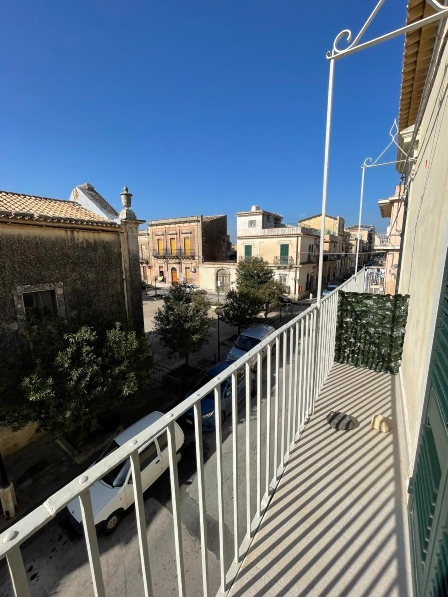 Casa Crispi Hotel Noto Eksteriør billede